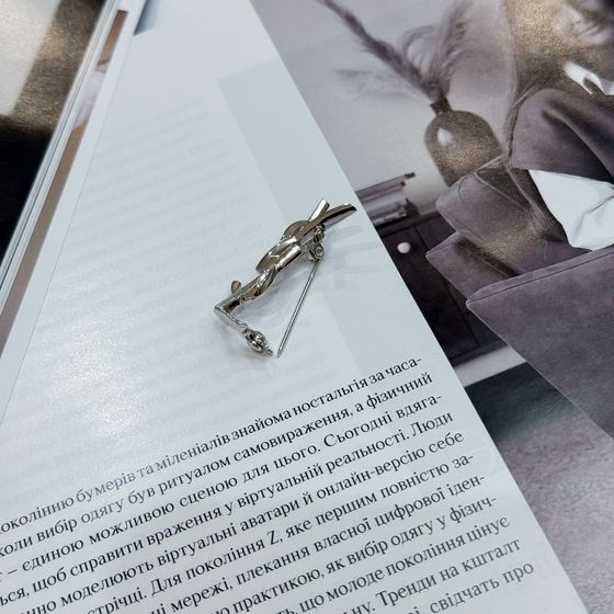 Серебряная брошка без камней