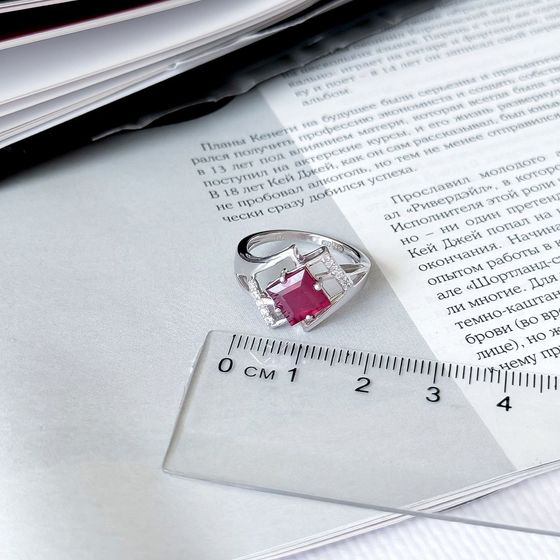 Серебряное кольцо с рубином 2.633ct, фианитами