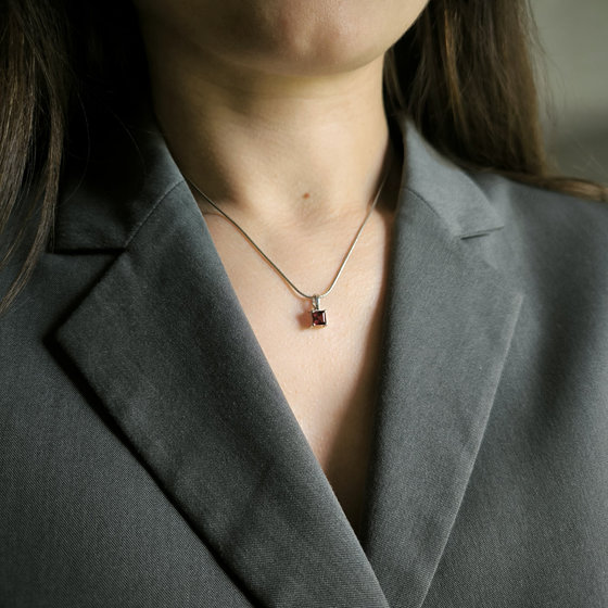 Серебряная подвеска с гранатом 0.923ct