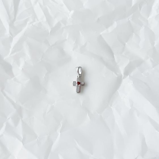 Серебряный крестик с гранатом 0.045ct