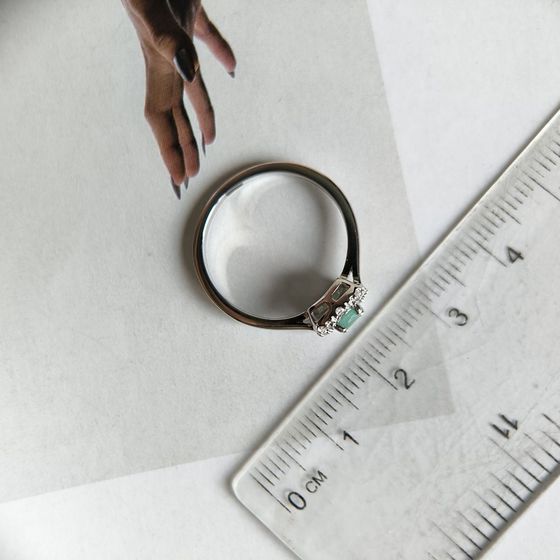 Серебряное кольцо с изумрудом, фианитами