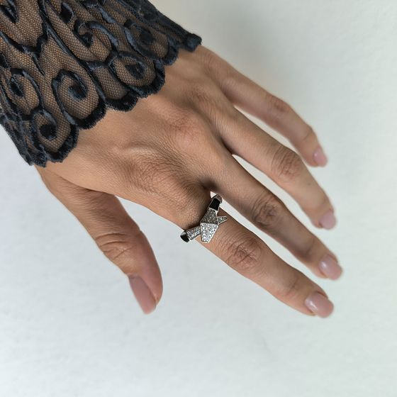 Серебряное кольцо с фианитами, емаллю