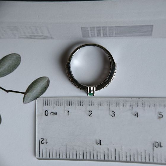 Серебряное кольцо с изумрудом, фианитами