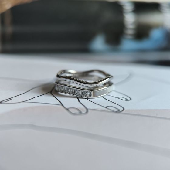 Серебряное кольцо с фианитами, перламутром