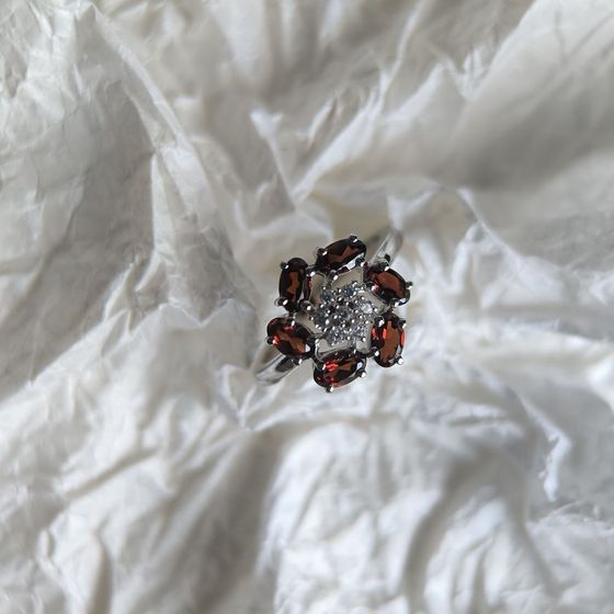 Серебряное кольцо с гранатом 1.998ct, фианитами