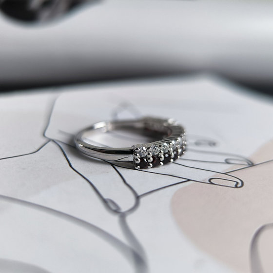 Серебряное кольцо с гранатом