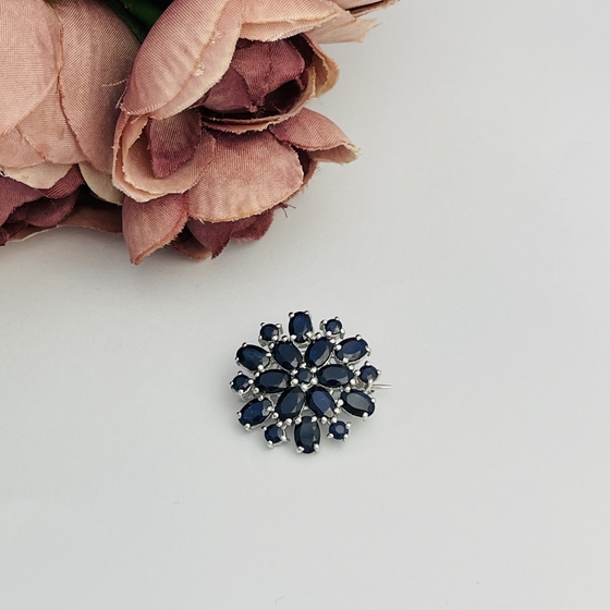 Серебряная брошка с сапфиром 8.063ct