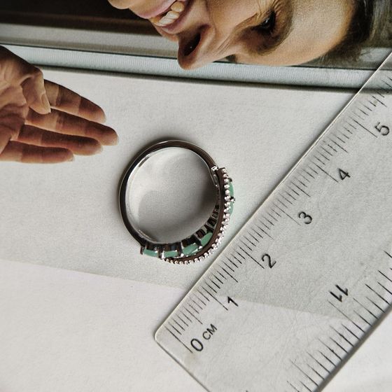 Серебряное кольцо с изумрудом, фианитами