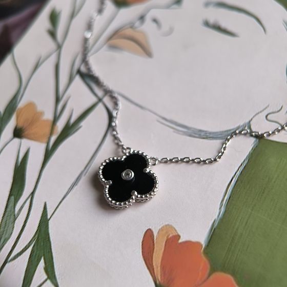 Серебряное колье с ониксом, фианитами