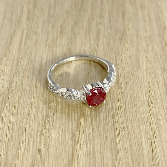 Серебряное кольцо с рубином