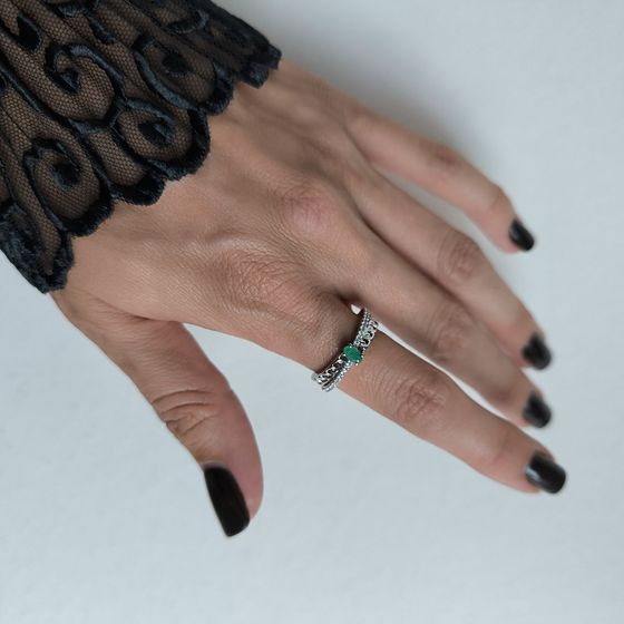 Серебряное кольцо с изумрудом, фианитами