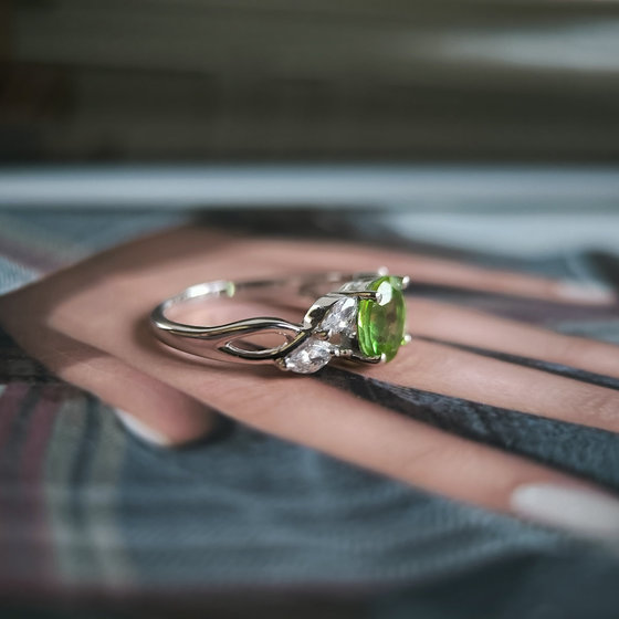 Серебряное кольцо с хризолітом 1.573ct, фианитами