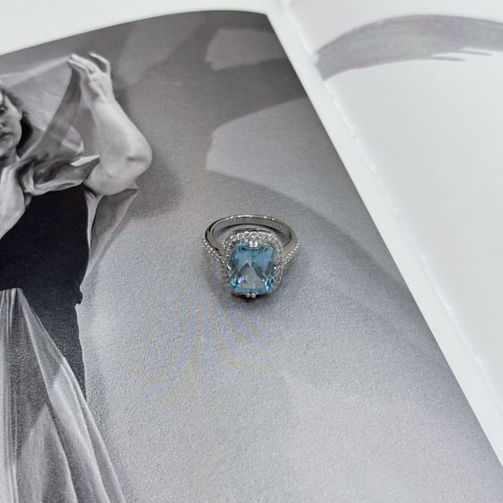 Серебряное кольцо с топазом 6.507ct, фианитами
