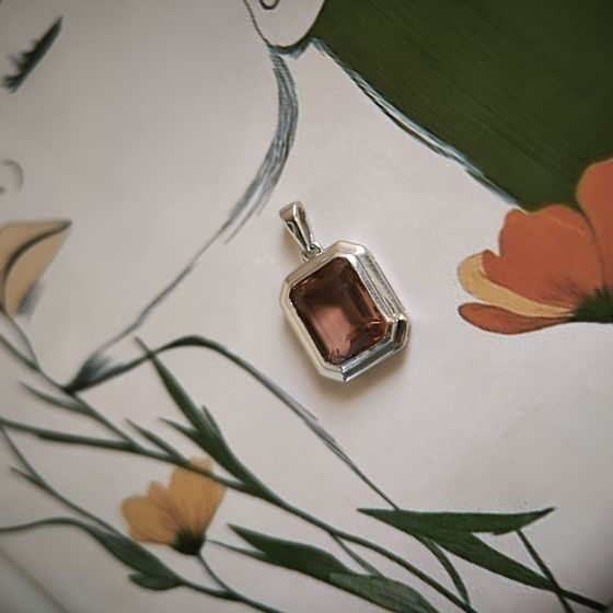 Серебряная подвеска с султанитом 3.275ct