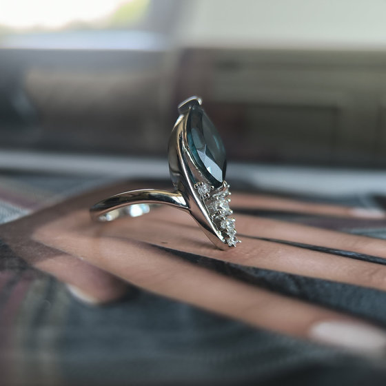 Серебряное кольцо с топазом Лондон Блю 1.675ct, фианитами