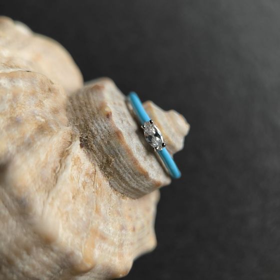 Серебряное кольцо с фианитами, емаллю