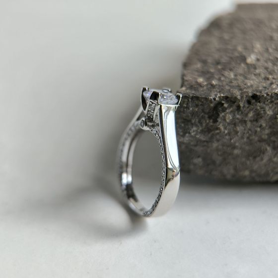 Серебряное кольцо с фианитами Серебряное кольцо с фианитами