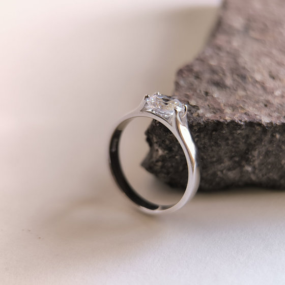 Серебряное кольцо с фианитами