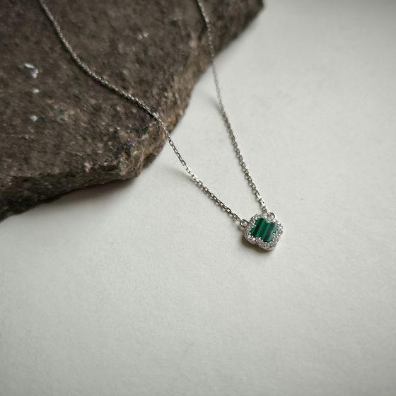 Серебряное колье с малахитом, фианитами