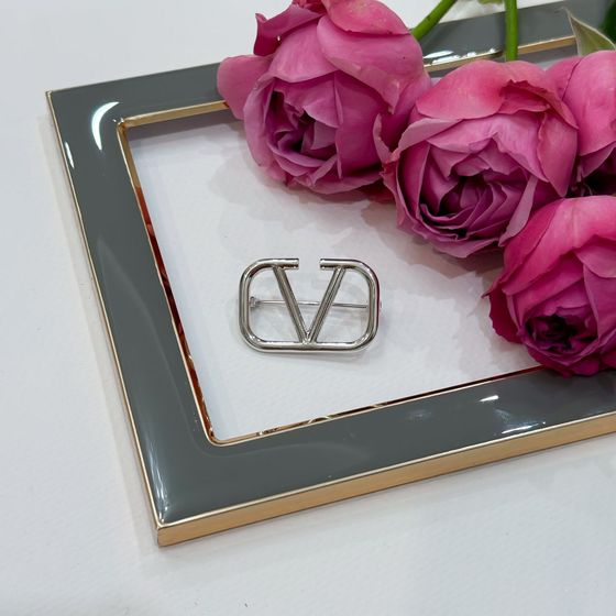 Серебряная брошка без камней