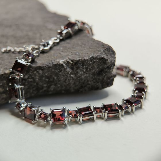 Серебряный браслет с гранатом 15.11ct