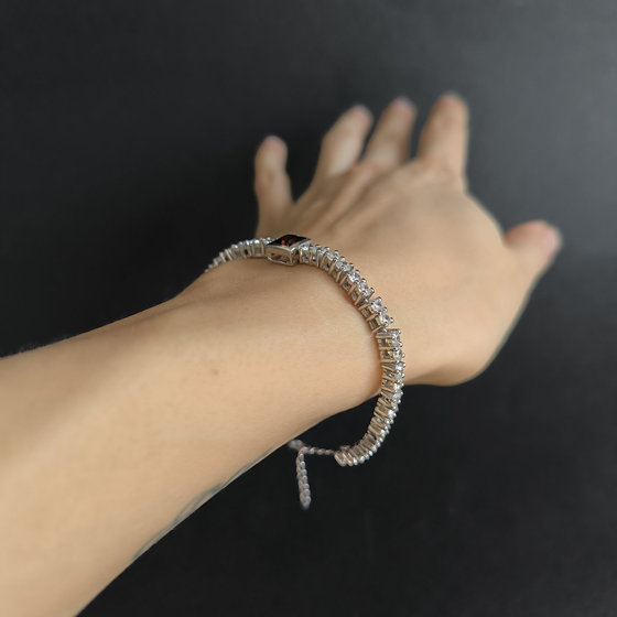 Серебряный браслет с гранатом 10.017ct