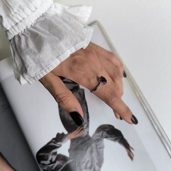 Серебряное кольцо с гранатом nano, фианитами