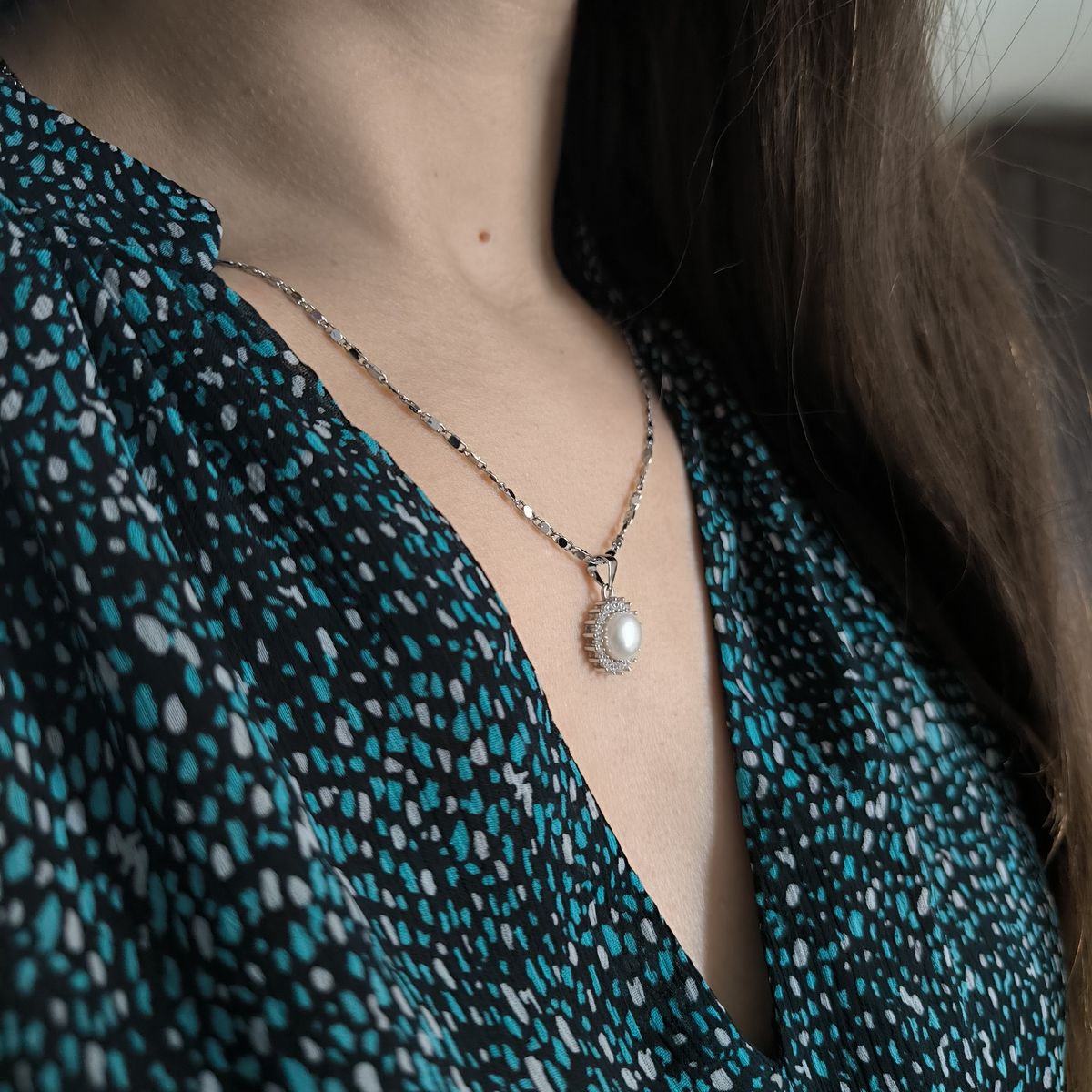 Серебряная подвеска с жемчугом, фианитами