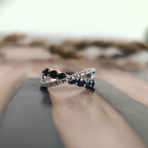 Серебряное кольцо с сапфиром 1.465ct, фианитами