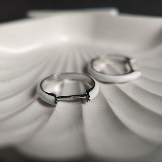 Серебряные серьги с фианитами, емаллю