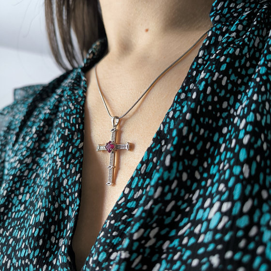 Серебряный крестик с рубином 1.53ct, фианитами