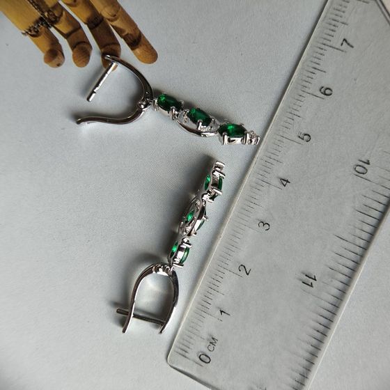 Серебряные серьги с изумрудом nano