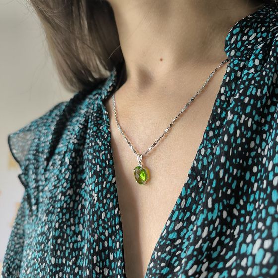 Серебряная подвеска с хризолітом