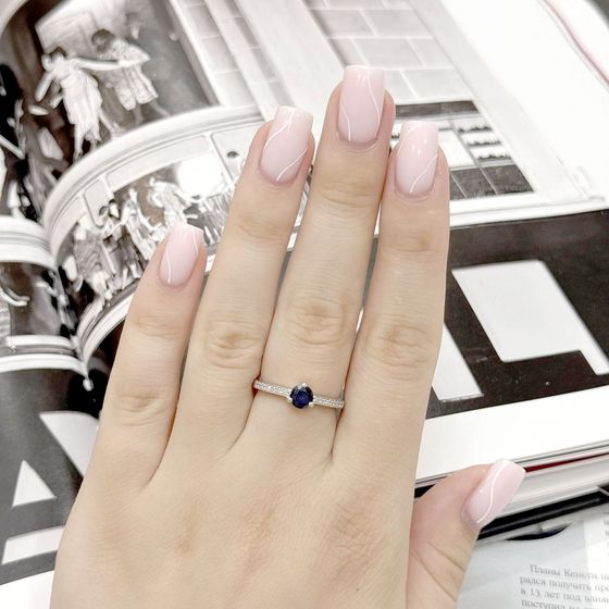 Серебряное кольцо с сапфиром 0.828ct, фианитами