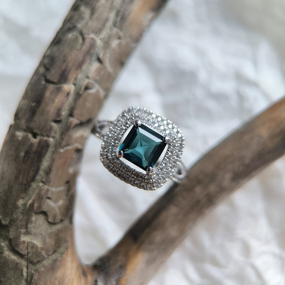 Серебряное кольцо с топазом Лондон Блю 2.513ct, фианитами