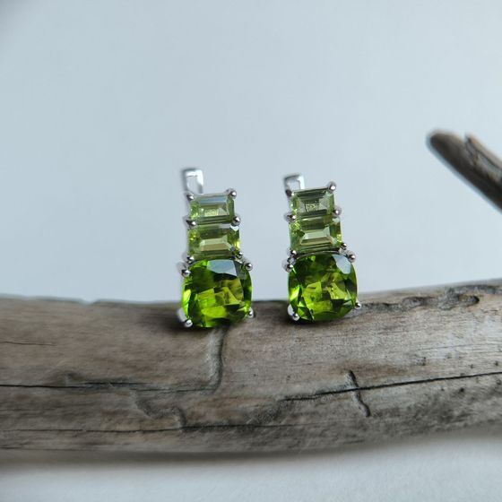 Серебряные серьги с хризолітом