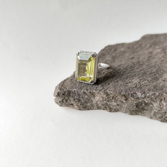 Серебряное кольцо с зеленим кварцем 14.86ct, фианитами