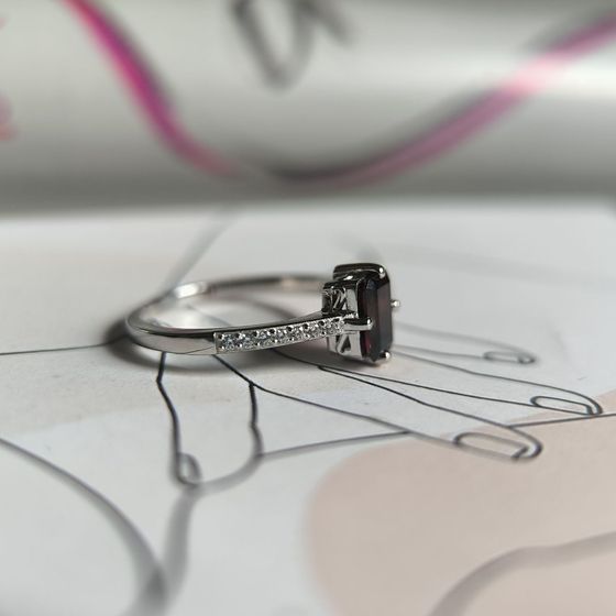 Серебряное кольцо с гранатом 1.302ct