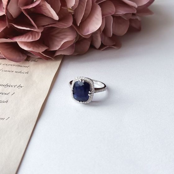 Серебряное кольцо с сапфиром 7.803ct, фианитами