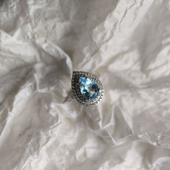 Серебряное кольцо с топазом 2.807ct, фианитами