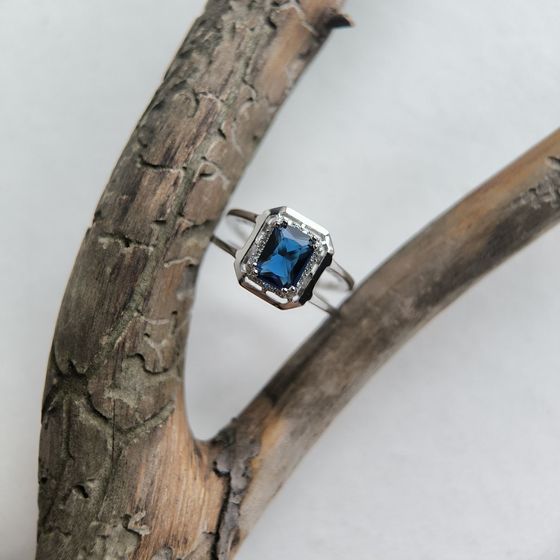 Серебряное кольцо с сапфиром nano 1.342ct, фианитами