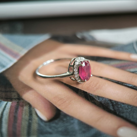 Серебряное кольцо с рубином 1.948ct, фианитами
