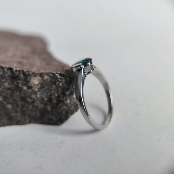 Серебряное кольцо с топазом Лондон Блю 0.831ct