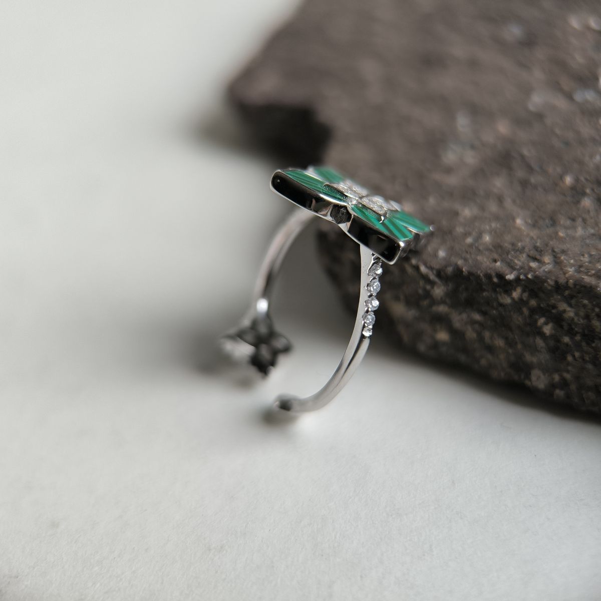 Серебряное кольцо с малахитом, фианитами