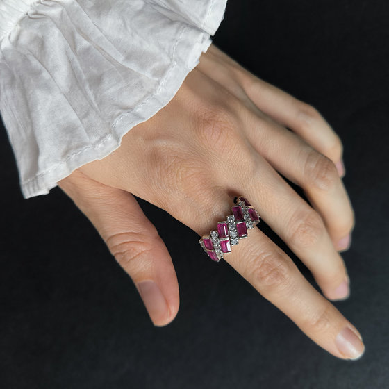 Серебряное кольцо с рубином 5.59ct, фианитами