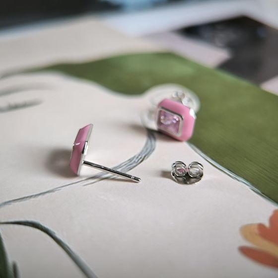 Серебряные серьги с фианитами, емаллю Серебряные серьги с фианитами, емаллю