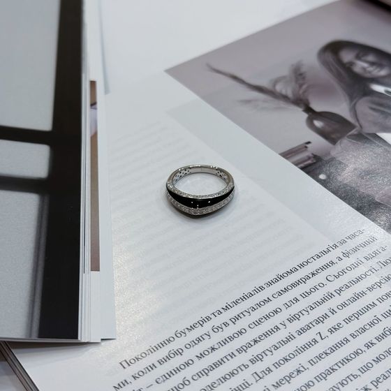 Серебряное кольцо с фианитами, емаллю