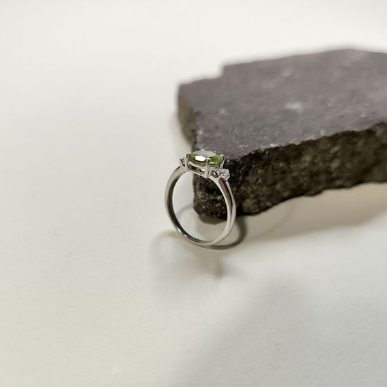 Серебряное кольцо с хризолітом 1.967ct, фианитами