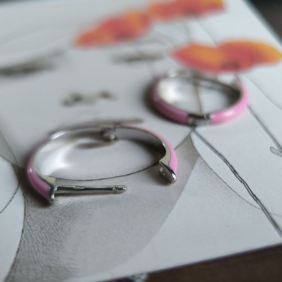 Серебряные серьги с фианитами, емаллю