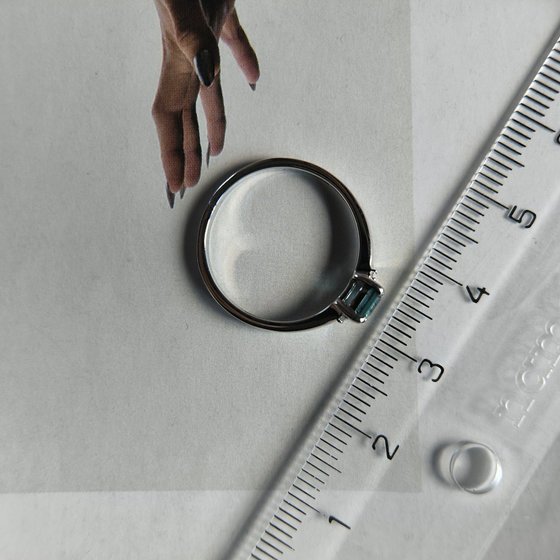 Серебряное кольцо с топазом Лондон Блю 0.369ct, фианитами